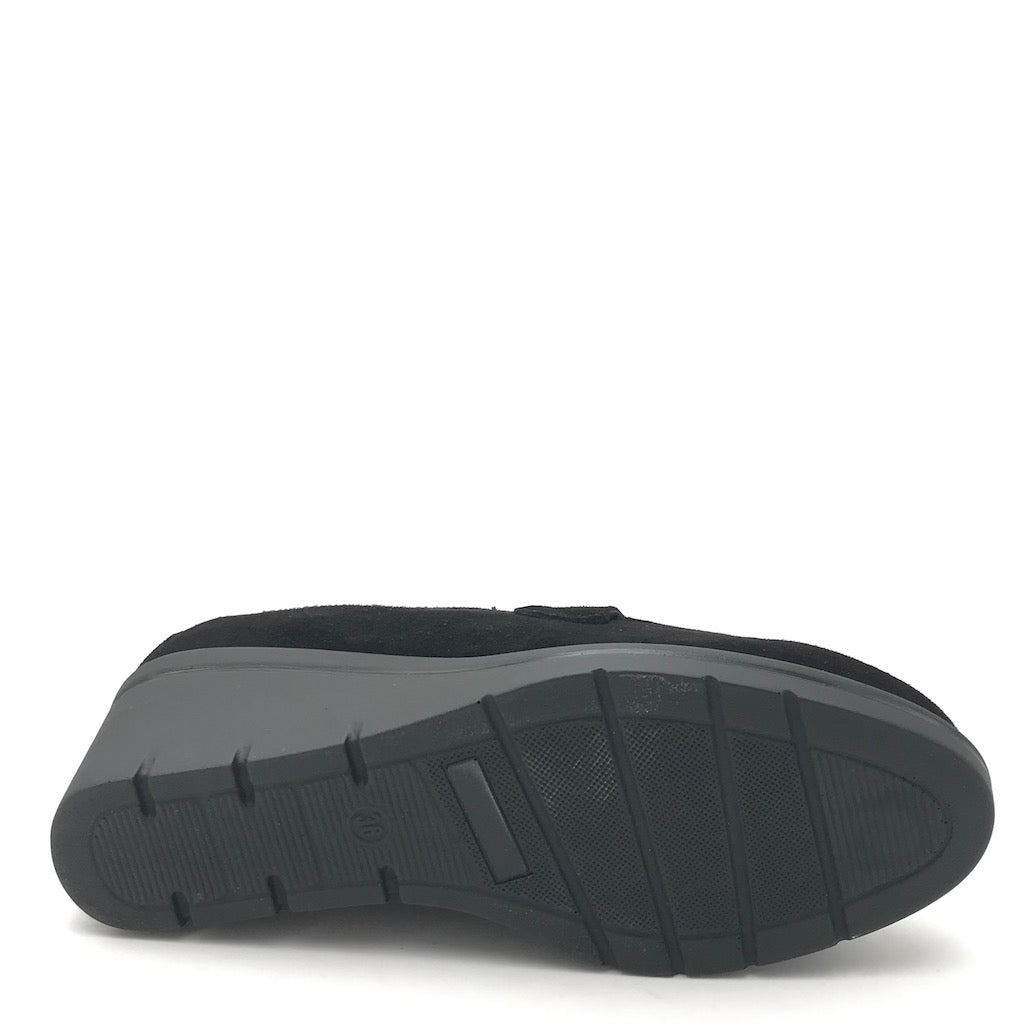 Mocassino zeppa in camoscio nero