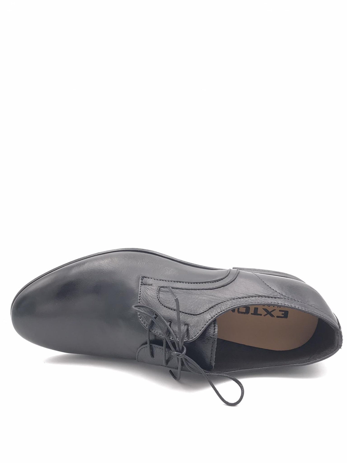 Allacciata elegante uomo in pelle nera