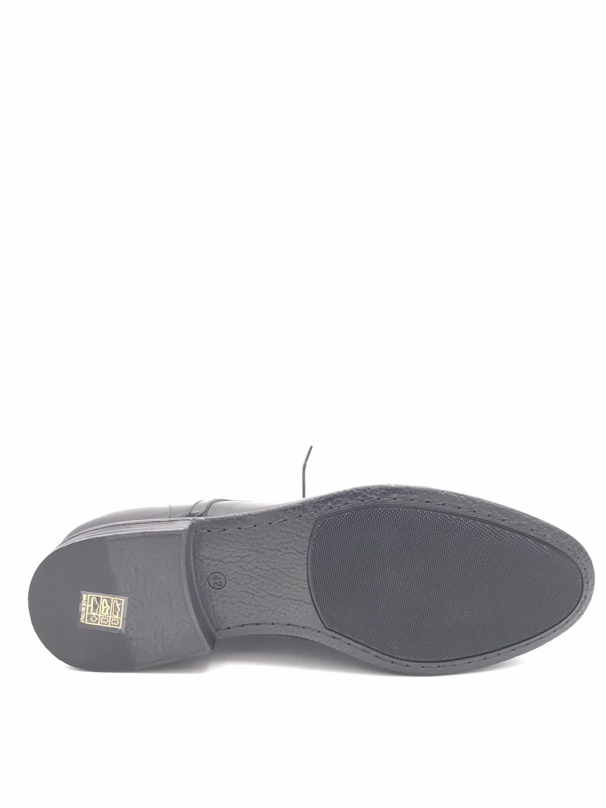 Allacciata elegante uomo in pelle nera