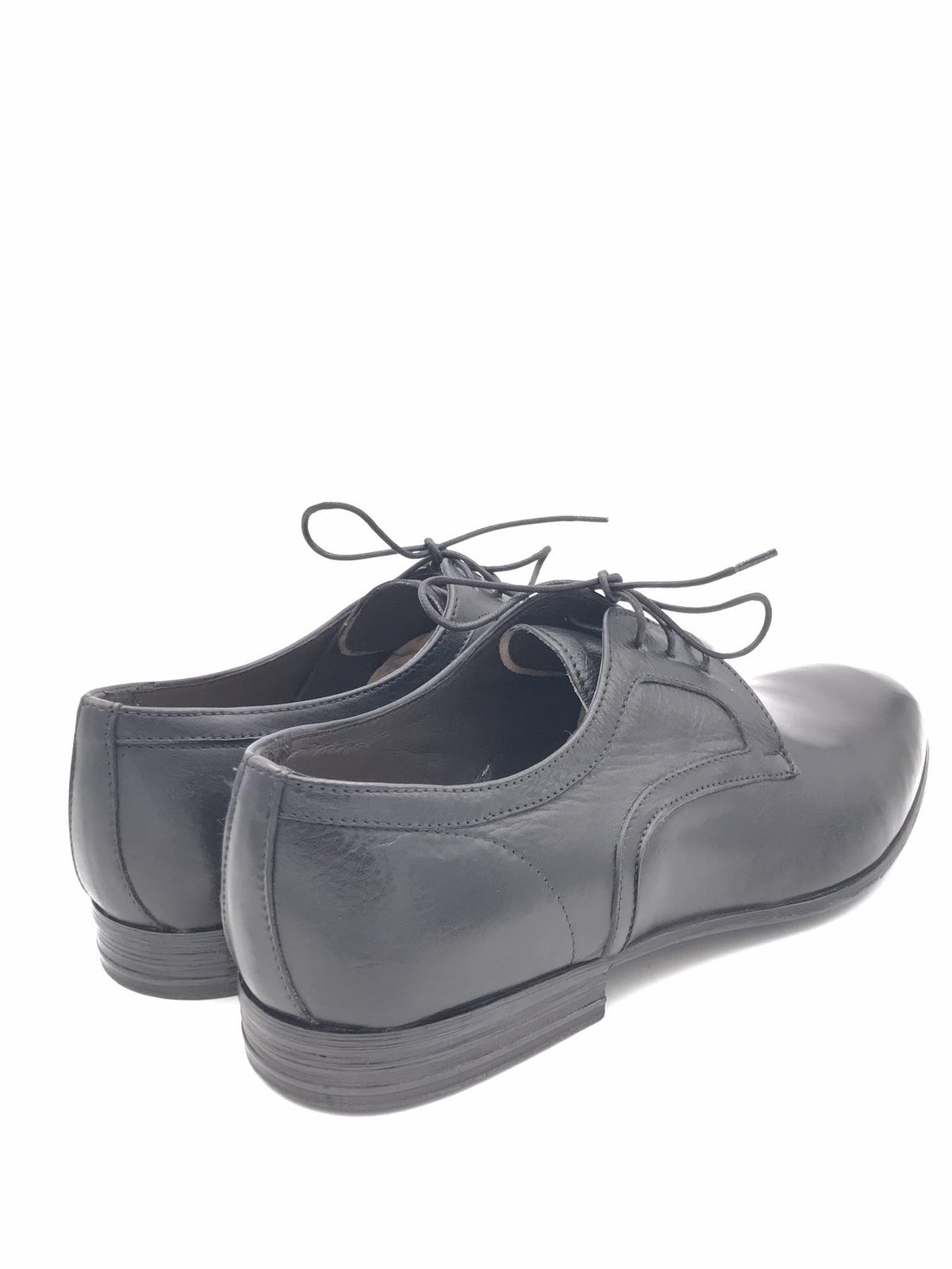 Allacciata elegante uomo in pelle nera