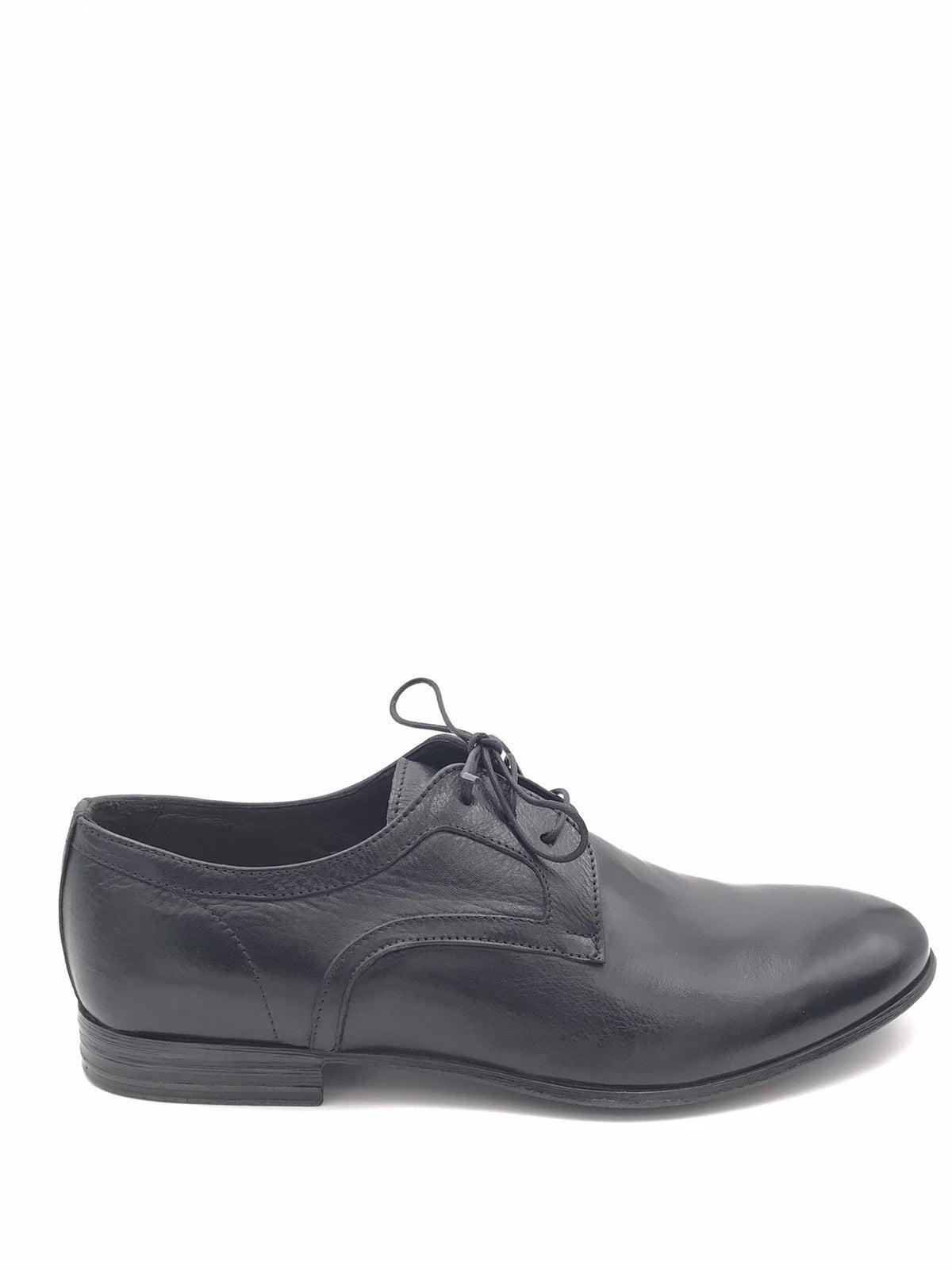 Allacciata elegante uomo in pelle nera