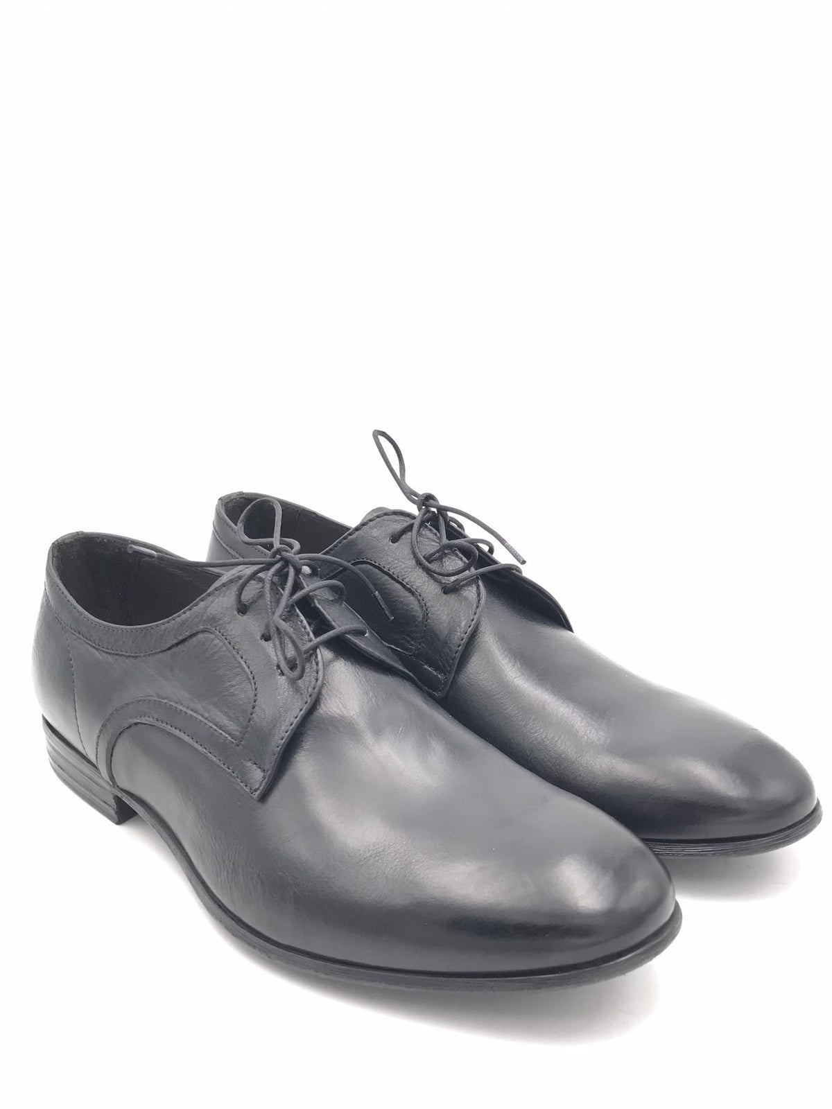 Allacciata elegante uomo in pelle nera
