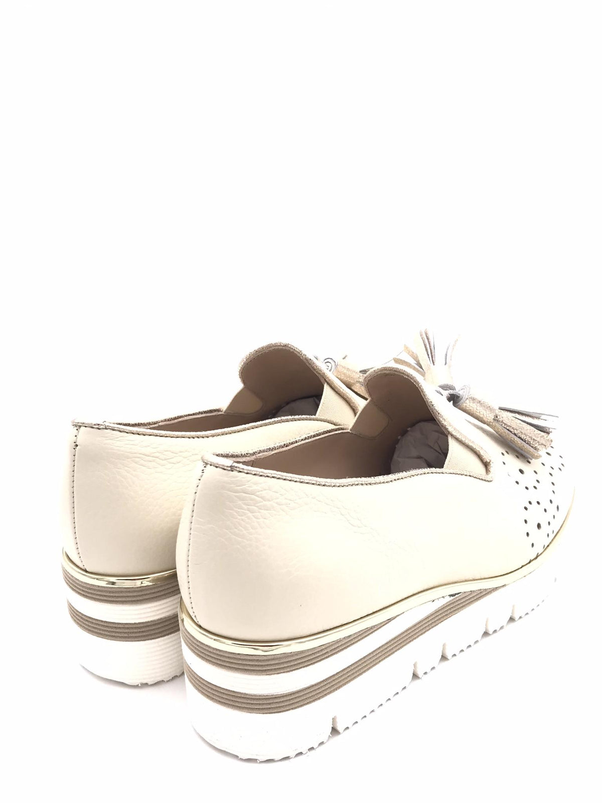 Scarpa accollata in pelle beige